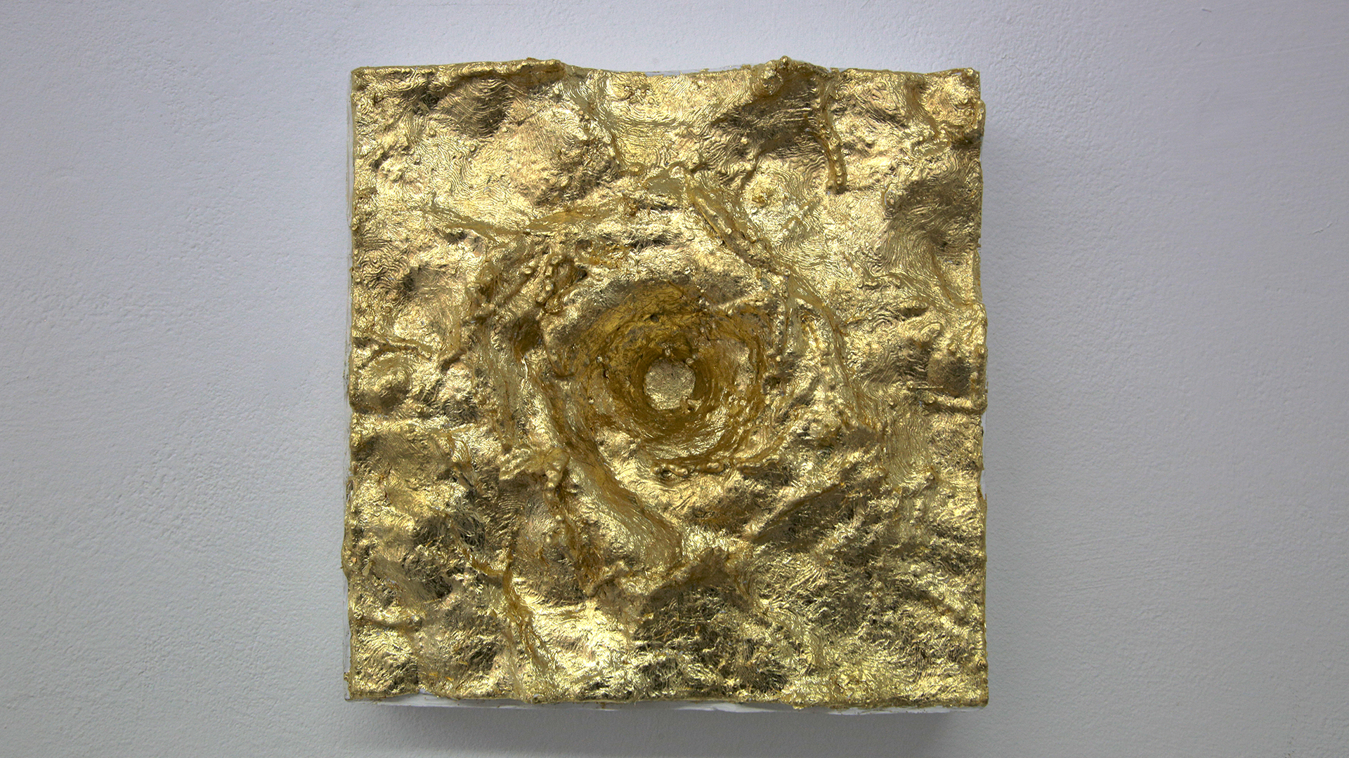 Abysses, 3D print, plaster, gold leaf, frame from the 3D film 344 1300 — Space Collection exhibition, Liège, 2019